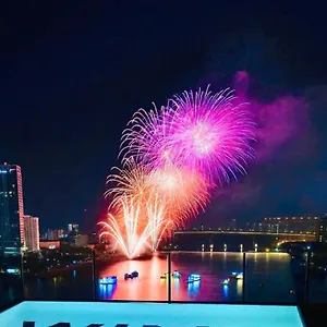 ホテル Wink Icon Riverside - Luxury - 24hrs & Rooftop Pool Bar, ダナン市